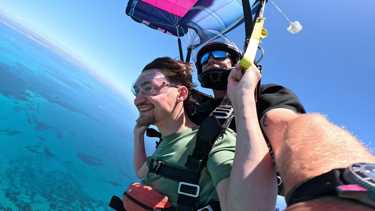 GavIsHere's tweet photo. Skydiving at 14,000ft was a crazy thing for me to do https://t.co/jDiuRvK9AZ