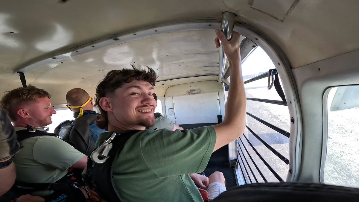 GavIsHere's tweet photo. Skydiving at 14,000ft was a crazy thing for me to do https://t.co/jDiuRvK9AZ