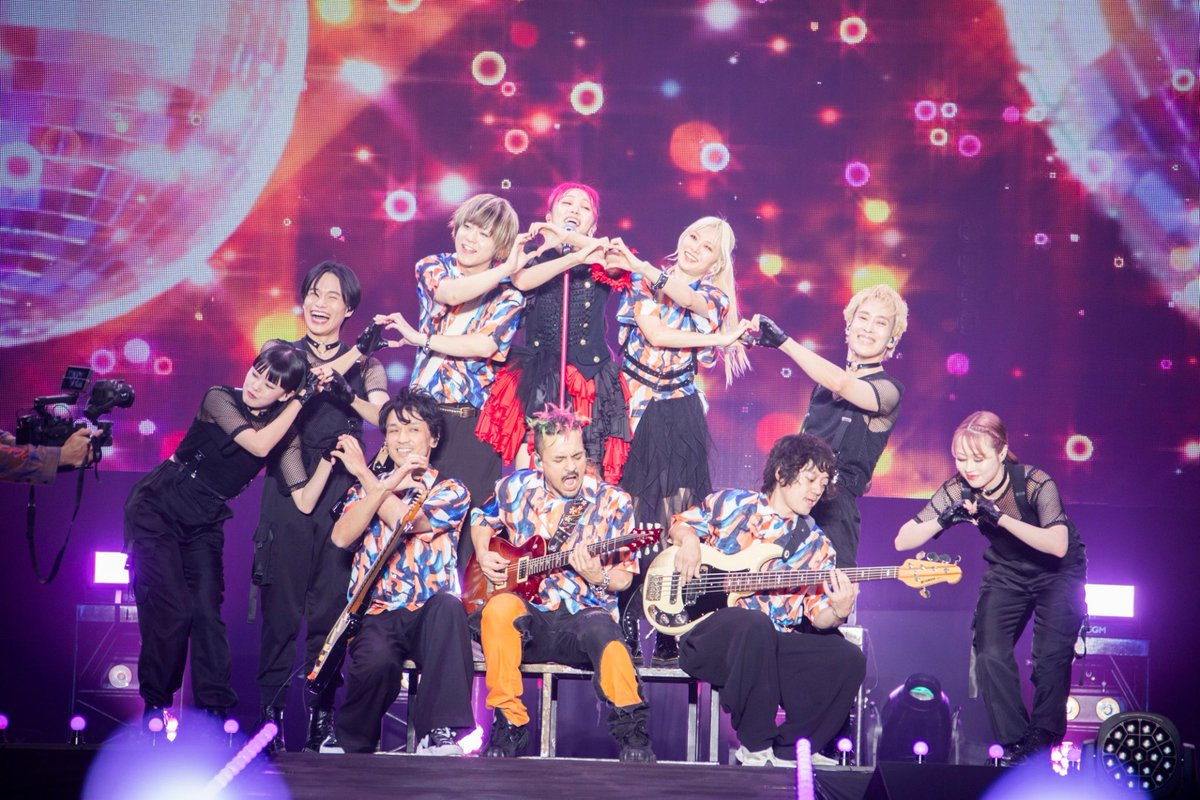 LiSA_OLiVE's tweet photo. 2024年武道館、ASiATOUR、夏フェスに、アメリカ、そして全国アリーナツアーと、みんなからもらったエネルギーを連れて、ついに2024年ラストデート(LiVE) #LiSAカクテルパーティー　ファイナル　@福井です。

やっとやっとやっとコロナ前から途切れたように感じてた物語りを再び繋いで動き出した気持ち。

未来はいつだってわかんないことだらけだけど、いつだって最高な未来を願って全力で今をやるしか不安を減らす術を知らない。だって、そうやってみんなとみてきた素晴らしい日ばかりだから！だって、だって、いつだって本気なんだから‥！

そうやって迎えた新しい日をお祝いだ！
そうだ！パーティーだ！

次のゴールへ、また僕ら走り出すんだろう。
Good Luck✈️💫

ファイナル福井へ！
よろしくお願いしますっ！🧡🥂🩵

#LiSA_ROUTE13