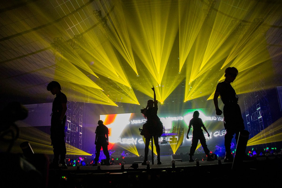 LiSA_OLiVE's tweet photo. 2024年武道館、ASiATOUR、夏フェスに、アメリカ、そして全国アリーナツアーと、みんなからもらったエネルギーを連れて、ついに2024年ラストデート(LiVE) #LiSAカクテルパーティー　ファイナル　@福井です。

やっとやっとやっとコロナ前から途切れたように感じてた物語りを再び繋いで動き出した気持ち。

未来はいつだってわかんないことだらけだけど、いつだって最高な未来を願って全力で今をやるしか不安を減らす術を知らない。だって、そうやってみんなとみてきた素晴らしい日ばかりだから！だって、だって、いつだって本気なんだから‥！

そうやって迎えた新しい日をお祝いだ！
そうだ！パーティーだ！

次のゴールへ、また僕ら走り出すんだろう。
Good Luck✈️💫

ファイナル福井へ！
よろしくお願いしますっ！🧡🥂🩵

#LiSA_ROUTE13