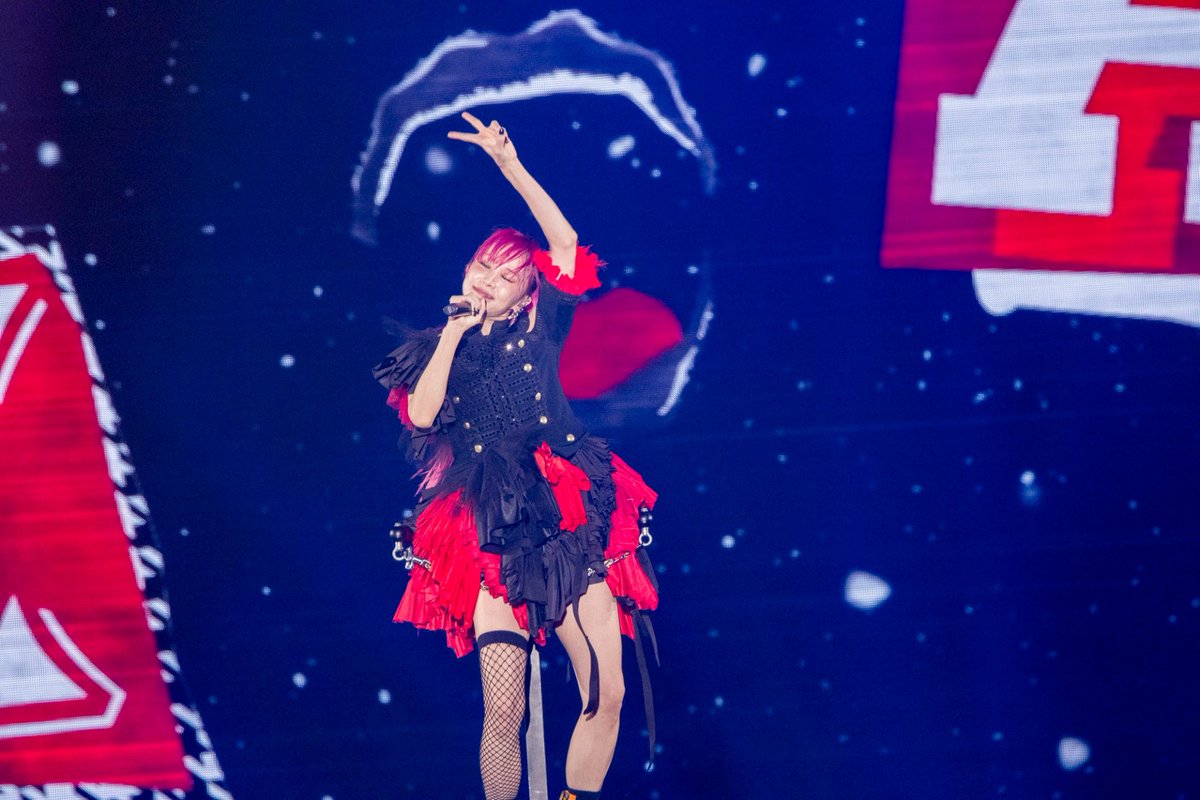 LiSA_OLiVE's tweet photo. 2024年武道館、ASiATOUR、夏フェスに、アメリカ、そして全国アリーナツアーと、みんなからもらったエネルギーを連れて、ついに2024年ラストデート(LiVE) #LiSAカクテルパーティー　ファイナル　@福井です。

やっとやっとやっとコロナ前から途切れたように感じてた物語りを再び繋いで動き出した気持ち。

未来はいつだってわかんないことだらけだけど、いつだって最高な未来を願って全力で今をやるしか不安を減らす術を知らない。だって、そうやってみんなとみてきた素晴らしい日ばかりだから！だって、だって、いつだって本気なんだから‥！

そうやって迎えた新しい日をお祝いだ！
そうだ！パーティーだ！

次のゴールへ、また僕ら走り出すんだろう。
Good Luck✈️💫

ファイナル福井へ！
よろしくお願いしますっ！🧡🥂🩵

#LiSA_ROUTE13