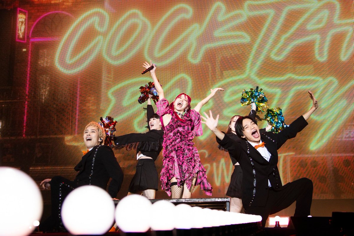 LiSA_OLiVE's tweet photo. 2024年武道館、ASiATOUR、夏フェスに、アメリカ、そして全国アリーナツアーと、みんなからもらったエネルギーを連れて、ついに2024年ラストデート(LiVE) #LiSAカクテルパーティー　ファイナル　@福井です。

やっとやっとやっとコロナ前から途切れたように感じてた物語りを再び繋いで動き出した気持ち。

未来はいつだってわかんないことだらけだけど、いつだって最高な未来を願って全力で今をやるしか不安を減らす術を知らない。だって、そうやってみんなとみてきた素晴らしい日ばかりだから！だって、だって、いつだって本気なんだから‥！

そうやって迎えた新しい日をお祝いだ！
そうだ！パーティーだ！

次のゴールへ、また僕ら走り出すんだろう。
Good Luck✈️💫

ファイナル福井へ！
よろしくお願いしますっ！🧡🥂🩵

#LiSA_ROUTE13