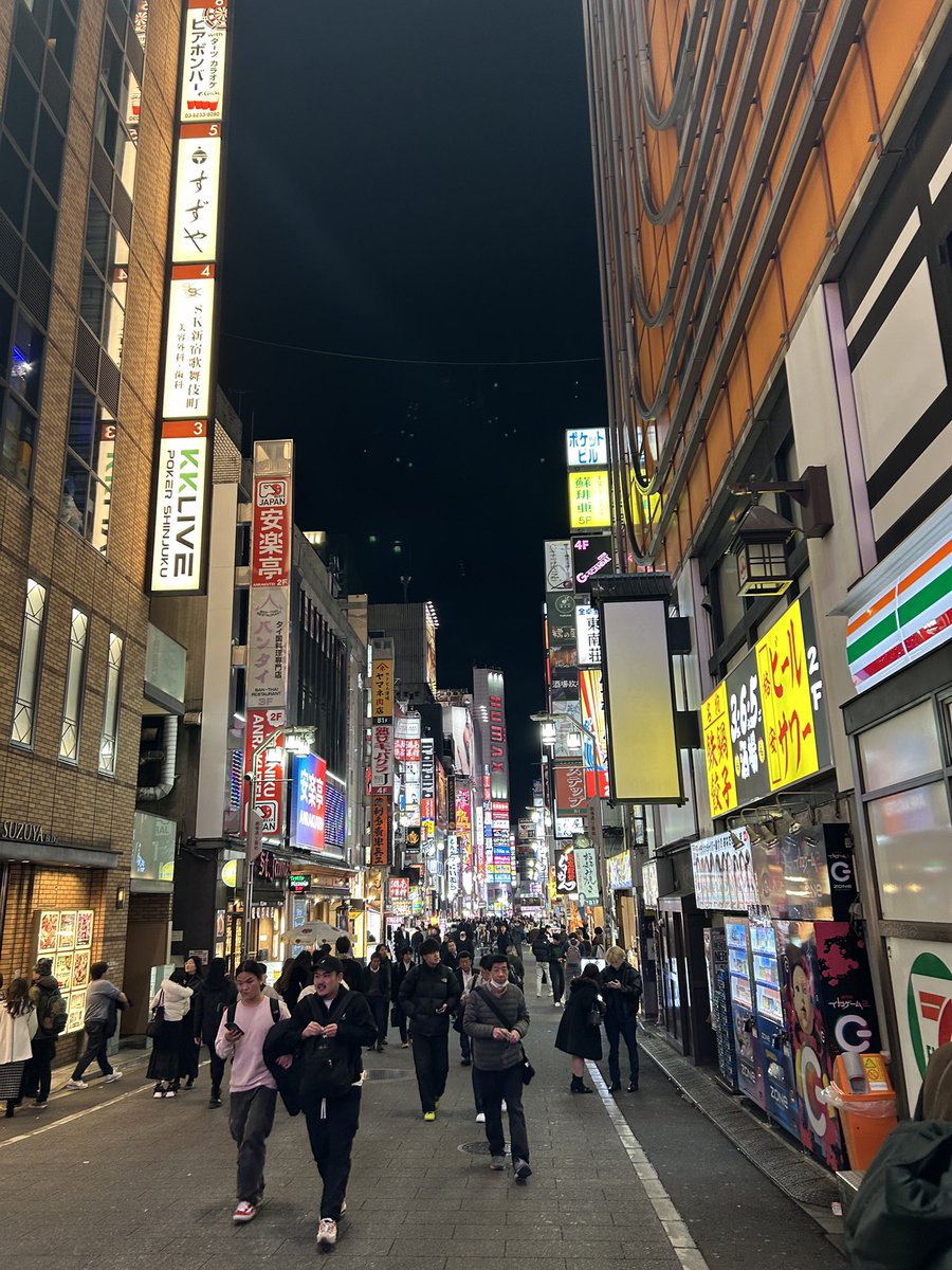 yang676's tweet photo. 东京的经济比上海有活力。商场里消费者也挺多的。 https://t.co/ZgWV0fdJ2T