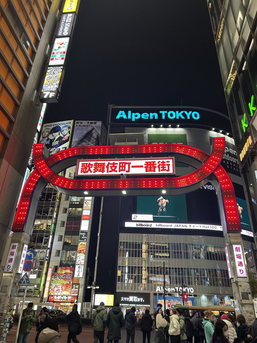 东京的经济比上海有活力。商场里消费者也挺多的。