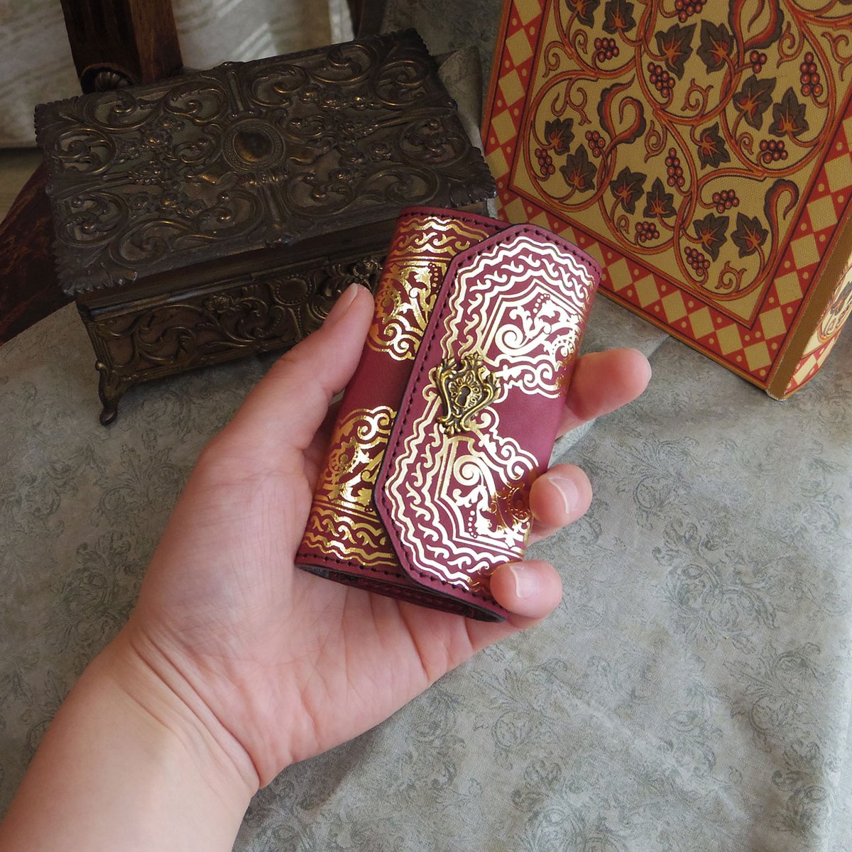 preer_antique's tweet photo. #グランマルシェお品書き📢
箔押しキーケース ¥7,200-
きめのきれいな革に金箔で箔押しを施しました。
箔押し、鍵穴モチーフのバネホックはアンティークのから図案を起こしたオリジナです。
革も金具も箔に経年変化するものを使用しております。
変化をお楽しみください。
#GrandMarche https://t.co/JkwHpEKpYT