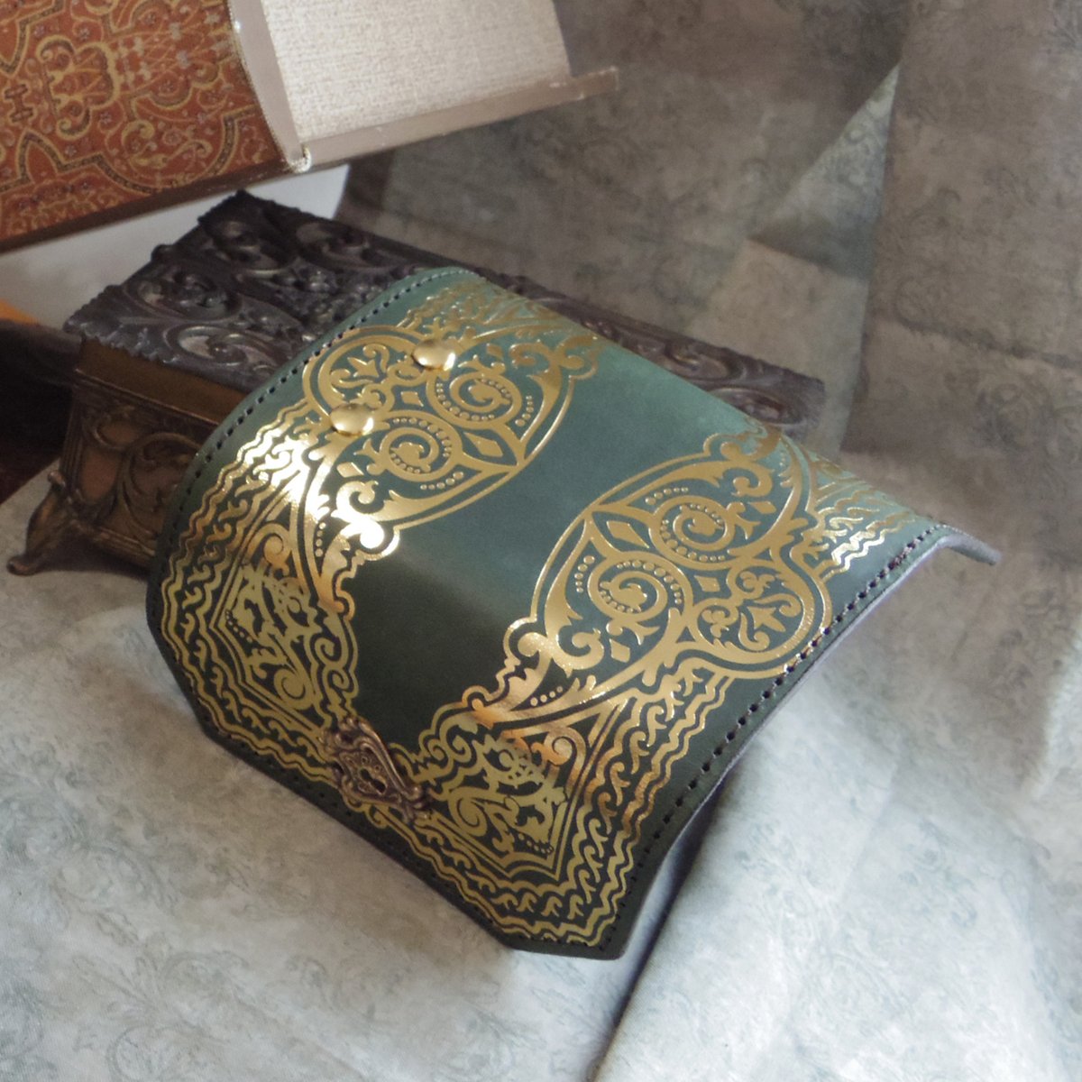 preer_antique's tweet photo. #グランマルシェお品書き📢
箔押しキーケース ¥7,200-
きめのきれいな革に金箔で箔押しを施しました。
箔押し、鍵穴モチーフのバネホックはアンティークのから図案を起こしたオリジナです。
革も金具も箔に経年変化するものを使用しております。
変化をお楽しみください。
#GrandMarche https://t.co/JkwHpEKpYT