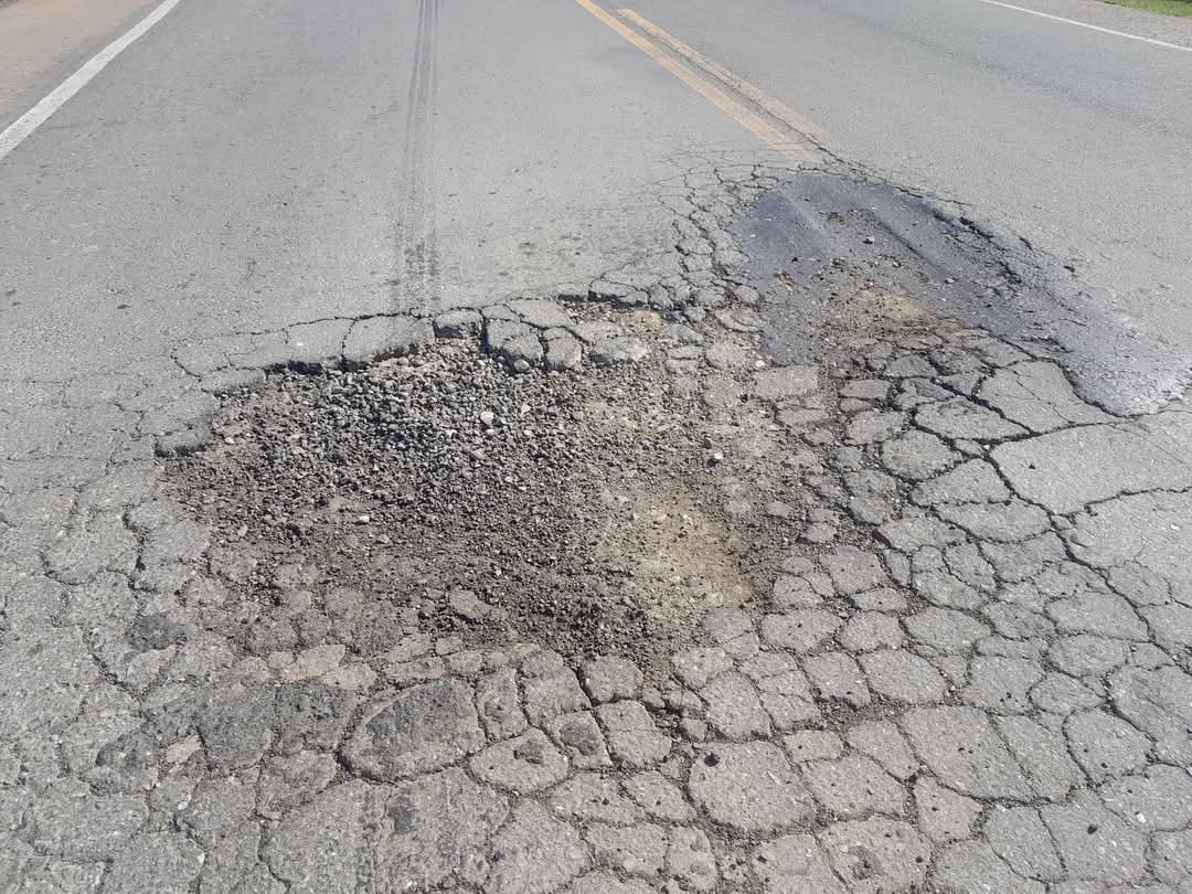 AntequeraNotic1's tweet photo. Este es el estado de la vía el Burro al municipio de Tamalameque césar con varios huecos, en este sector los conductores nos envían estas fotos y nos manifiestan qué están preocupados por esta situación que representa peligro en la región. @InviasOficial @MinTransporteCo https://t.co/FZfaJEz5TG