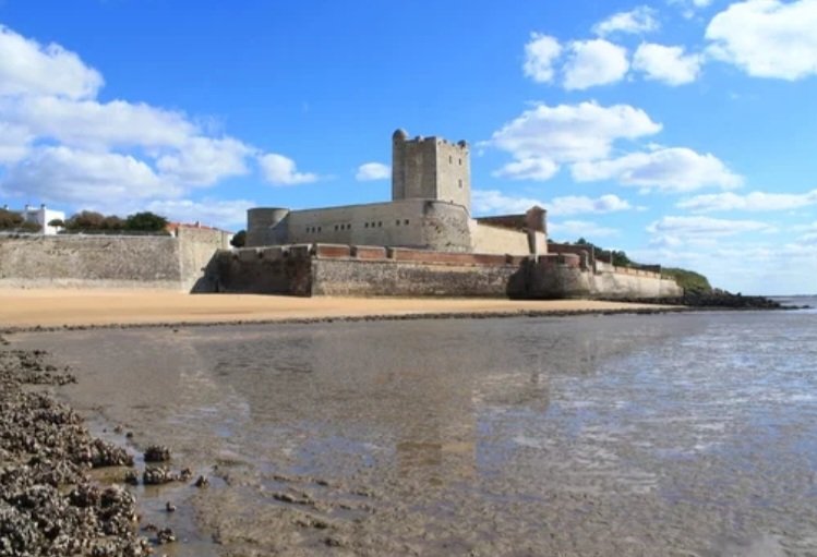 Travelsandphoto's tweet photo. Le fort Vauban à Fouras en Charente Maritime. Photographie numérique à retrouver ici :
https://t.co/juTVvhBGPA
#fouras #charentemaritime #nouvelleaquitaine #fortvauban #architecture https://t.co/h9mlns6eUH