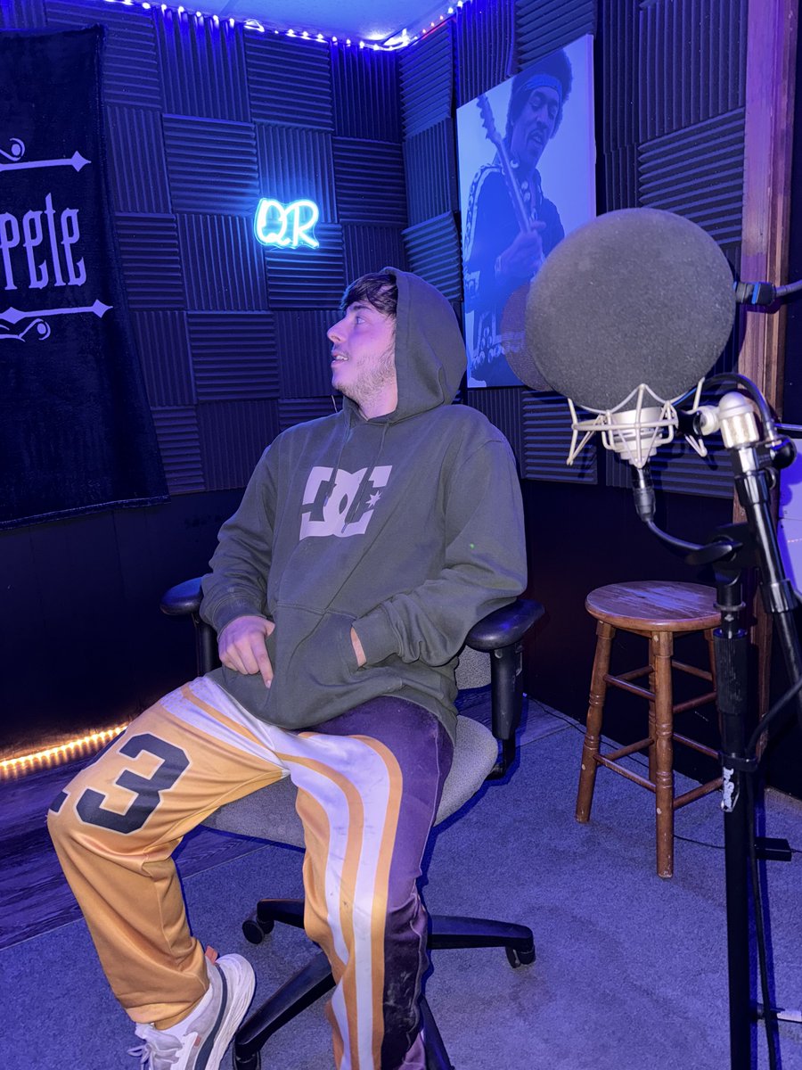 QuantumRecord's tweet photo. Chasing dreams, creating vibes, and leaving my mark—one verse at a time. 🎤✨ The journey is just as powerful as the destination. #StayInspired #RiseAndGrind #ArtistLife #QuantumRecords #YoungBopete #BopeteCookinUpTheSauce @youngbopete https://t.co/rMJxb1ejQG