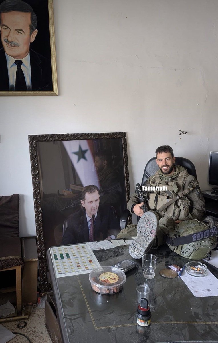 MrBi_Man's tweet photo. One of the main winners of Assad’s escape without notice was Israel, quickly seizing strategic parts of Syria and destroying all strategic weapons the army left behind. The photo here shows an Israeli soldier inside the governor’s office in Quneitra.
#Israel #Syria https://t.co/5kHaWpbILY