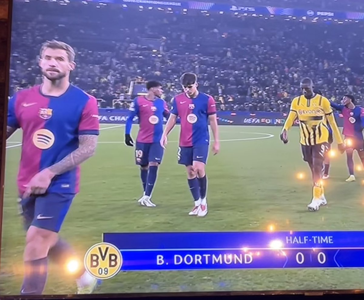 Mirant el futbol a un bar: mentre altres criden MARICÓN als jugadors que perden la pilota, jo només voldria comentar que guapo és Iñigo Martínez…
#BVBBarça