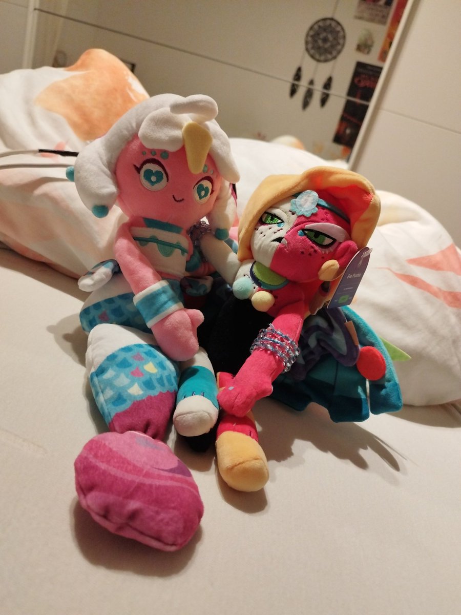 McduckBaguette2's tweet photo. GUYS SHES FINALLY HERE! 
THANK YOU @MetronomikIncEN SO MUCH FOR MAKING HER!
#Nostraightroads https://t.co/hyQ0Y4hMyX