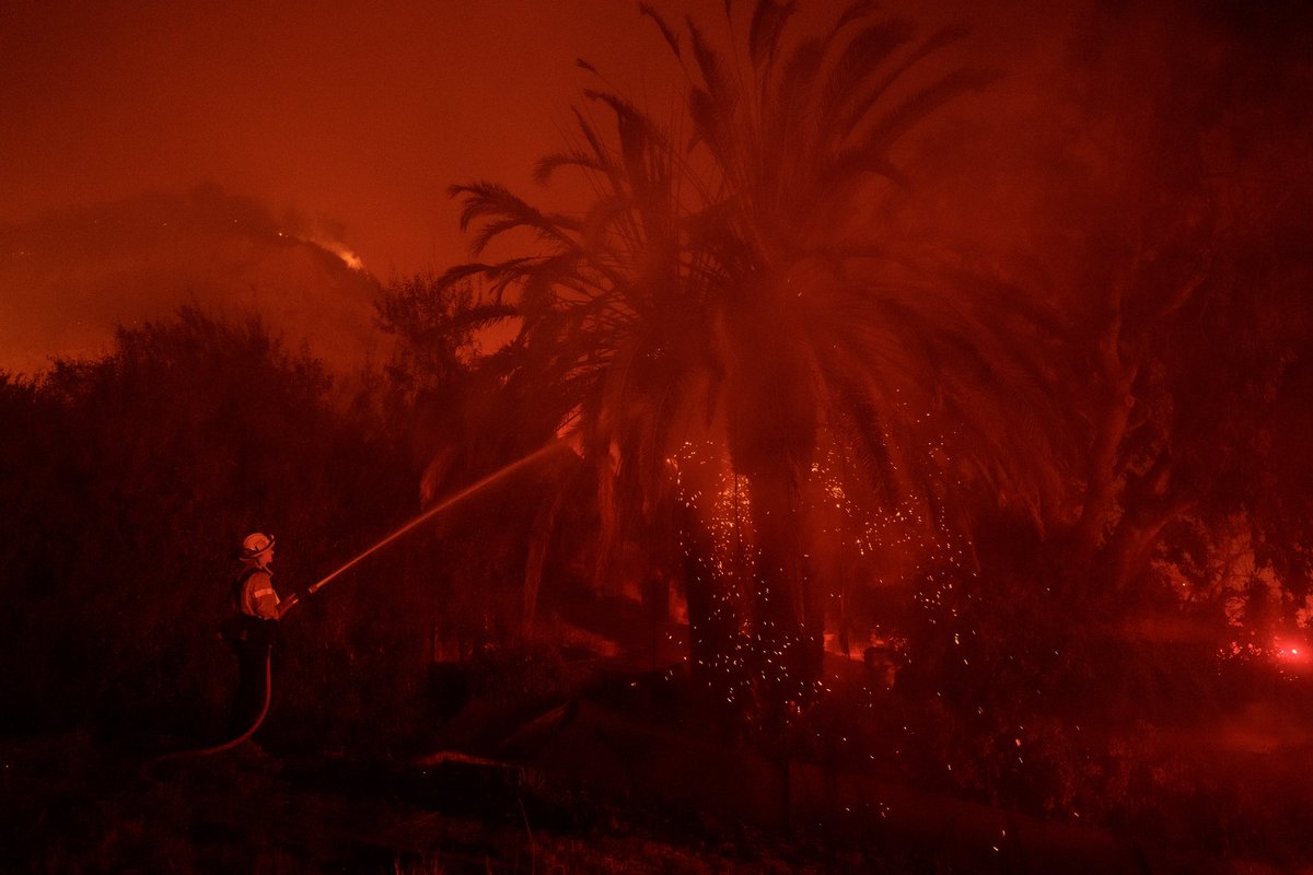 ericthayer's tweet photo. #FranklinFire Malibu, CA @AP https://t.co/2VIviI6Lp1
