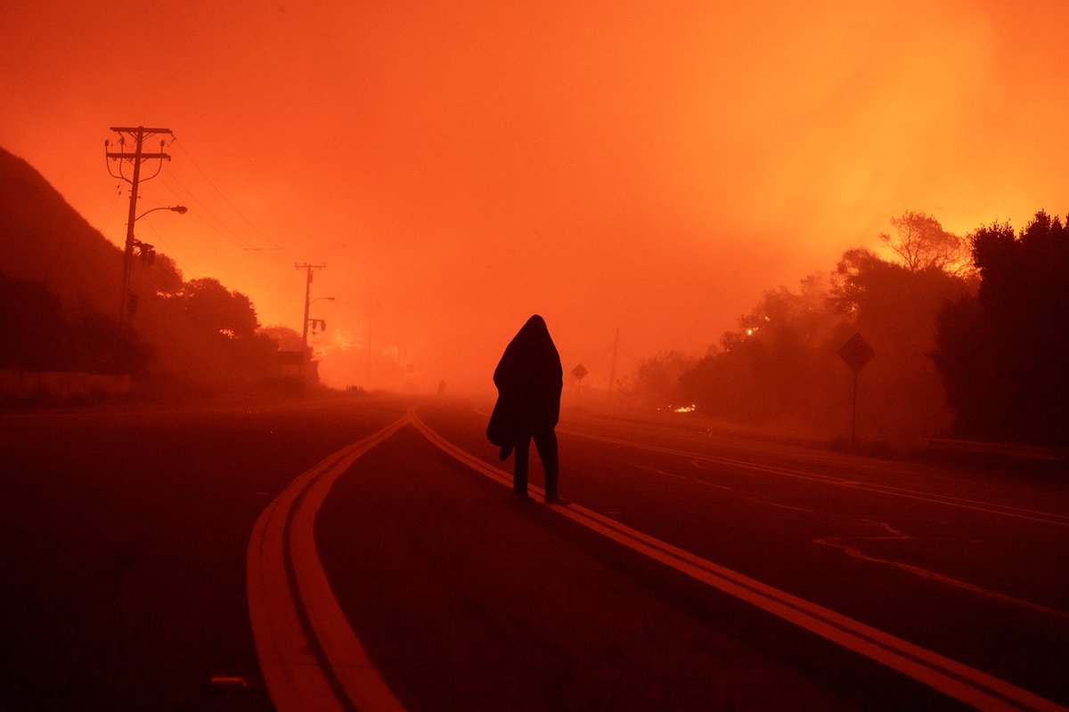 ericthayer's tweet photo. #FranklinFire Malibu, CA @AP https://t.co/2VIviI6Lp1