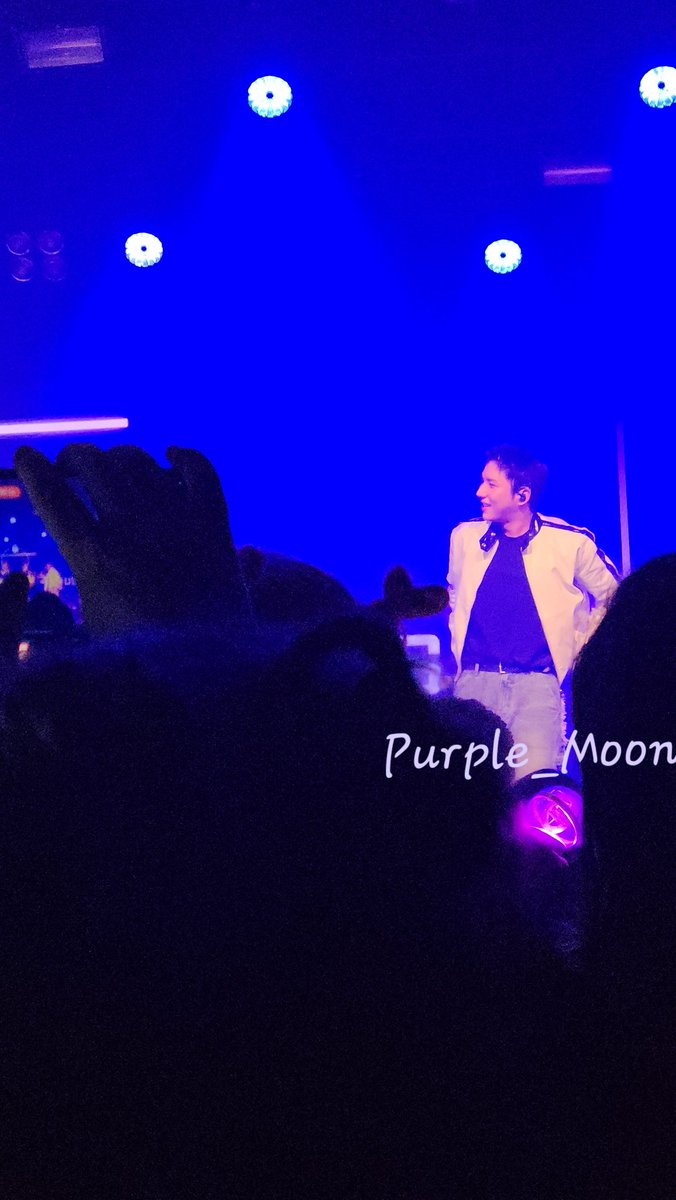 VMa1608's tweet photo. Pic and Video 🥹💜
For a tiny second he looked in my camera but I'm sure he only could see my hands (bc I am so short) 🙈😂
#ACEincologne #RewindUsTour #REWINDUS_EUROPE #Wow #에이스 #초이스 #와우 #김세윤
(Almost forgot to post this since a week 🥲) https://t.co/LQuH79eW6G