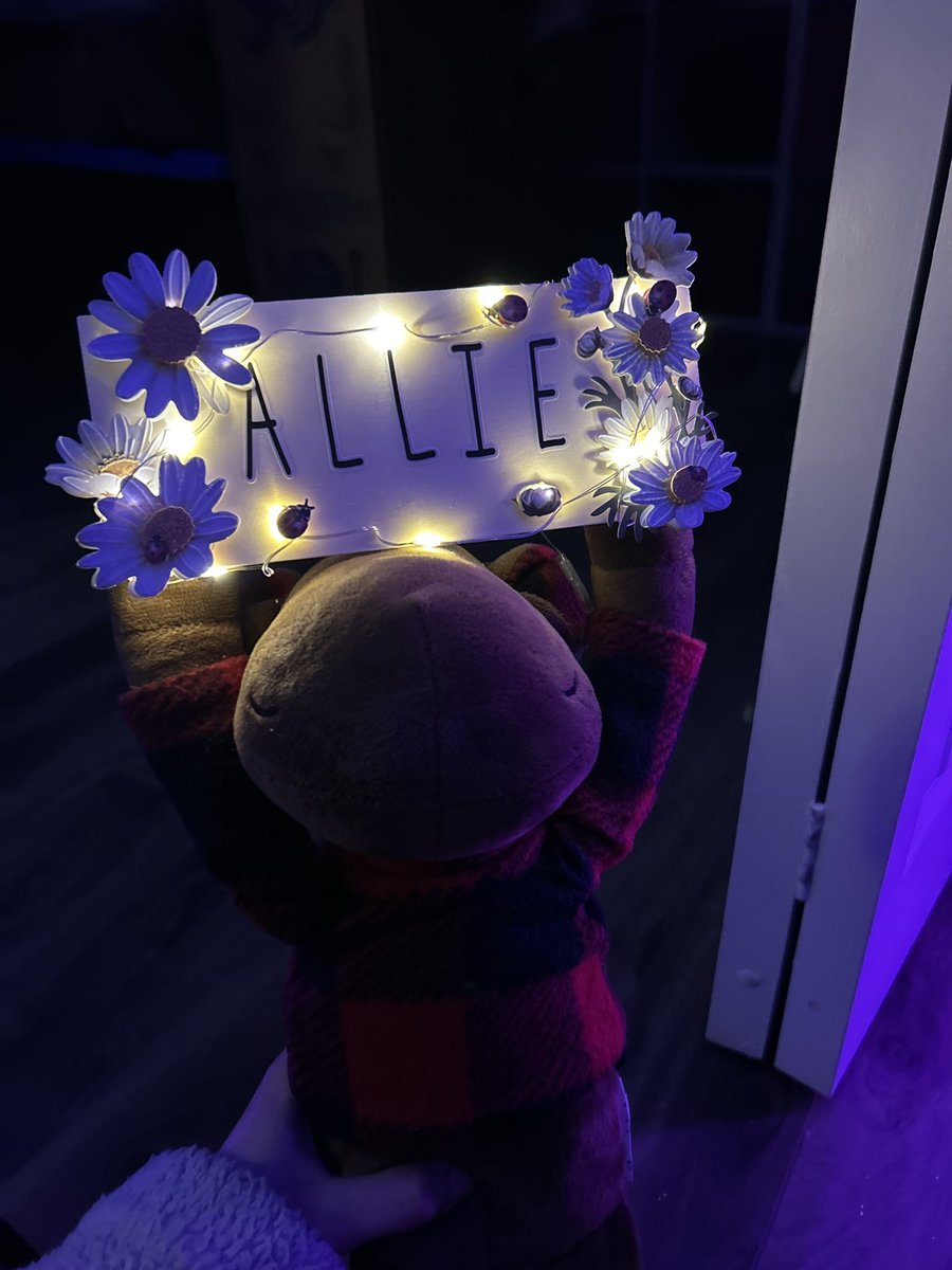 made this for my final project in school &amp; its SO CUTE !!! 
It moves its arms up n down to mimic my allie cheer emote
 (i couldnt find a frog so i went moose)