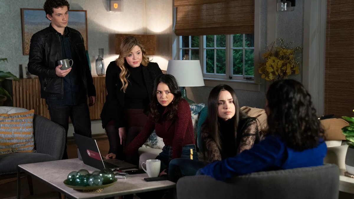 liarsarchives's tweet photo. I miss pretty little liars. bring my liars back https://t.co/xWO2IaR2NM