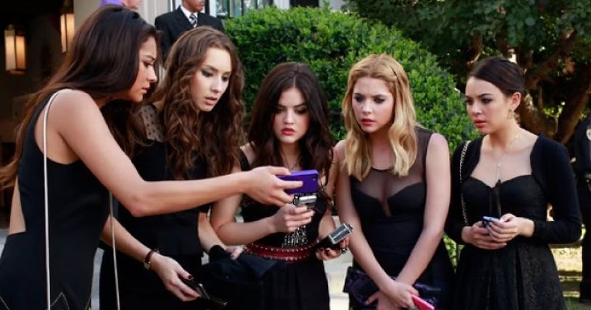 liarsarchives's tweet photo. I miss pretty little liars. bring my liars back https://t.co/xWO2IaR2NM