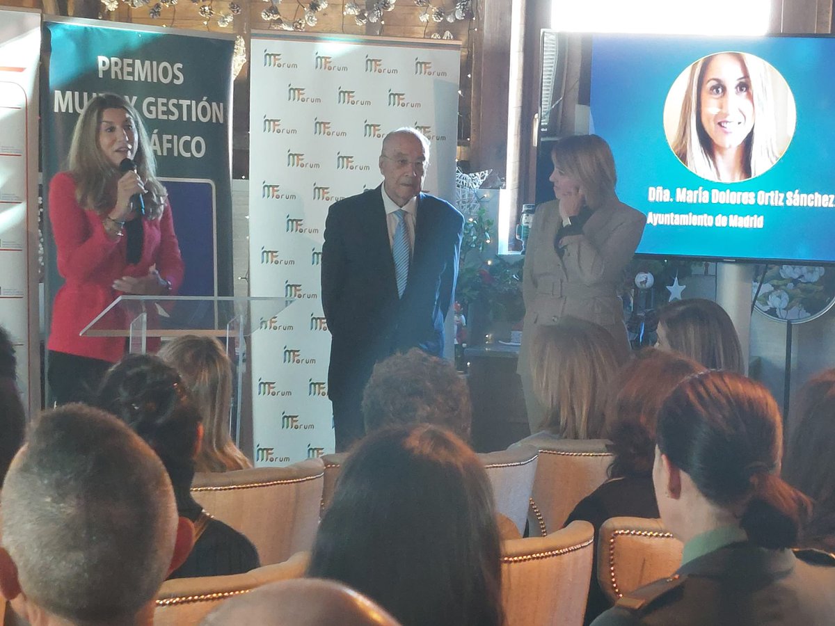 LolaOrtizSanch2's tweet photo. 👇Un honor haber recibido el premio #Mujer y #Trafico de la #Asociacion de #Ingenieros de #Trafico y Técnicos de Movilidad #ITSSpain el pasado martes en la @FUNDACIONPONS junto a 11 #Mujeres #increibles! https://t.co/OaSBya9LtS