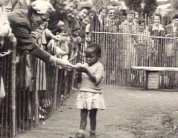 11. Una niña congoleña en un "zoológico humano" en la Feria Mundial de Bruselas, Bélgica, en 1958