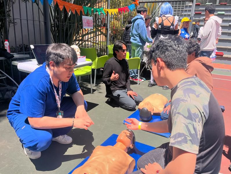 If your students can't understand you, what do you do?  Check out what happened <a href="/MediUniandes/">Facultad de Medicina - Universidad de los Andes</a> and how the trainers used AI &amp;universal gestures to ensure everyone could learn #CPR no matter their language firstaidjournal.org/article/id/268… #improvise #FirstAid