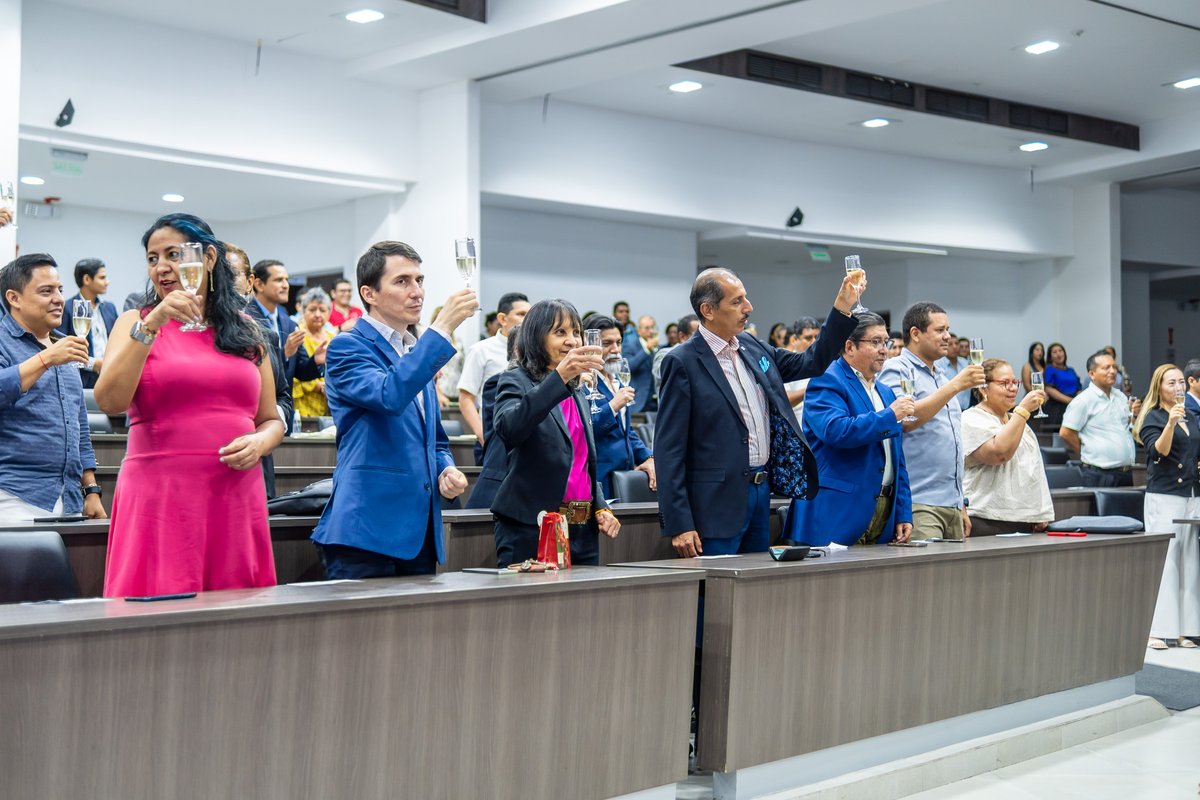 fimcmespol's tweet photo. 🎉 ¡Felicitamos al Ph.D. Franklin Ormaza por ser reconocido como el Mejor Profesor de la ESPOL! 🌟
Su dedicación e impacto académico en la FIMCM inspiran a toda la comunidad educativa. 👨‍🏫✨ #OrgulloESPOL #ExcelenciaAcadémica #FIMCM #ESPOL 💙 https://t.co/FqUdumcUsn