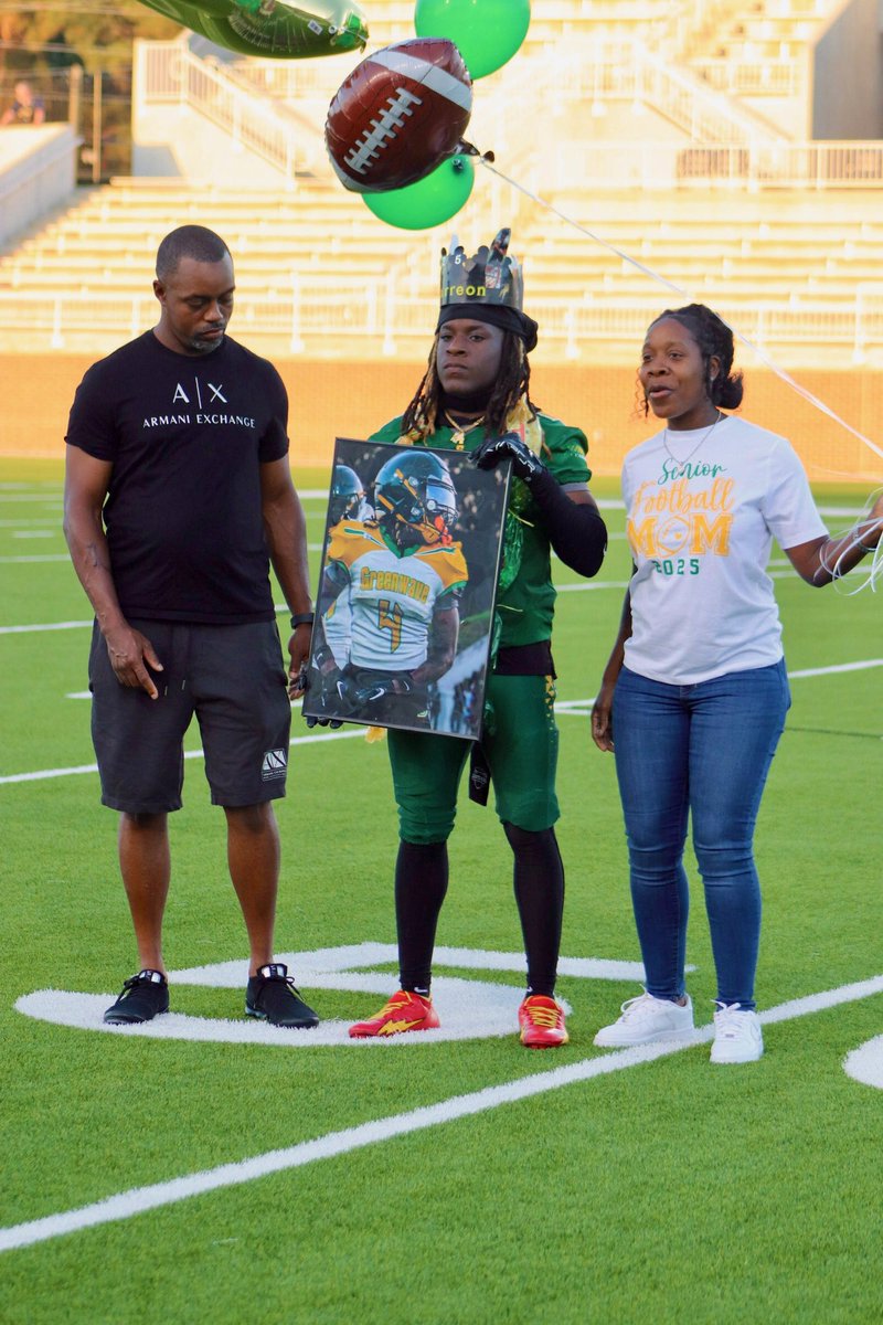 JamarreonEpps14's tweet photo. Anything is possible with great parents and a great support system. Thanks to my parents for raising me into the Great young man I am today !!💚💛  #family https://t.co/YiuFBwa6Ju