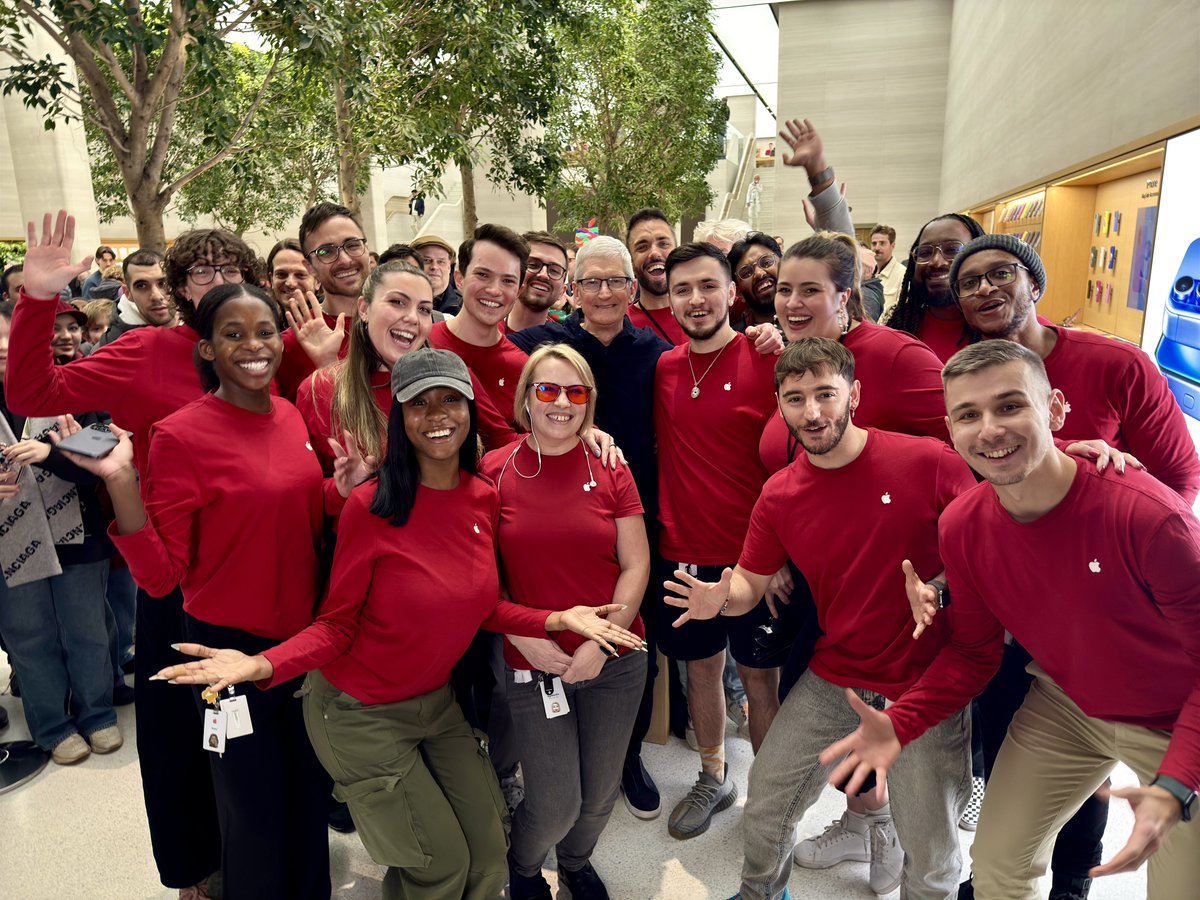 What an exciting day to be at Apple Regent Street! I had a fantastic time with our retail team and customers, discussing the possibilities of Apple Intelligence.