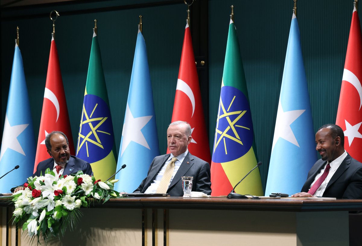 RTErdogan's tweet photo. Somali Cumhurbaşkanı Hasan Şeyh Mahmud ve Etiyopya Başbakanı Abiy Ahmed’i ülkemizde ağırlamaktan büyük bir memnuniyet duydum. 🇹🇷🇸🇴🇪🇹

Somali ve Etiyopya’nın ülkemize duyduğu güven neticesinde, yaklaşık 8 ay önce başlattığımız Ankara Süreci’nde bu akşam önemli bir aşamaya geldik. 

Birtakım kırgınlıkları ve yanlış anlamaları beraberce aşmak suretiyle Somali ve Etiyopya arasında barış ve iş birliğine dayalı yeni bir başlangıcın ilk adımını atmış olduk.

Ülkelerin egemenliği, birliği ve toprak bütünlüğünün sağlanmasına yönelik ilkesel tutumumuzun bir sembolü olarak Afrika’nın bu güzide köşesinde barış ve istikrarın sağlanması, temel beklentimizdir.

Her iki ülkenin değerli katkılarıyla bugün mutabık kaldığımız ortak bildiri metnini ortaya çıkardık.

Bu ortak bildiri geçmişe değil geleceğe odaklanmakta, bizim için çok önem taşıyan bu iki dost ülkenin bundan sonra inşa edeceği ilkeleri kayda geçirmektedir.

Büyük özverilerle bu tarihî uzlaşıya vardıkları için değerli kardeşlerimi gönülden tebrik ediyor, kendilerine yapıcı tutumlarından dolayı teşekkür ediyorum.

Bu akşam mutabık kalınan ortak bildirinin, önümüzdeki dönemde karşılıklı saygı temelinde bölgede iş birliği, ekonomik kalkınma ve refah için sağlam temel oluşturacağına inanıyorum.

Bundan sonra atacağımız adımları birlikte kararlaştırıp bölge insanının huzur ve refahını artıracak projeleri beraberce hayata geçireceğiz.