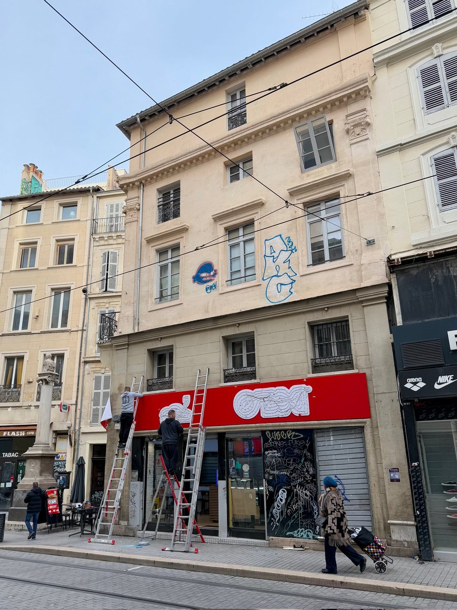 DavidLaMars's tweet photo. @wotchey @davidytier @lamarsweb Ou encore cette devanture du plus bel effet posée hier devant l'illustre Maison Puget (1681), rue de Rome et sa colonne éponyme inscrite il y a deux ans aux monuments historiques
#BalanceTaDevanturePourrie https://t.co/L5pSnb9tze