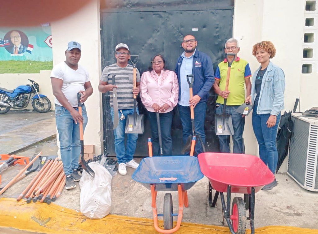 El <a href="/Feda_RD/">FONDO ESPECIAL PARA EL DESARROLLO AGROPECUARIO</a> entrega hoy herramientas solicitadas por el Honorable Ayuntamiento de El Seybo  <a href="/senadorzorrilla/">Senador Santiago Zorrilla</a>