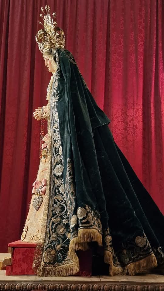rvg427's tweet photo. La Señora de Arahal entronizada en las andas. Faltan 4 días 🤍 #Arahal #Sevilla #VirgendelosDolores #MadredeArahal https://t.co/HXe7KB39Wt