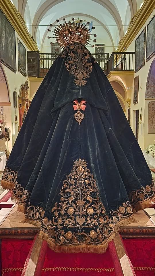 rvg427's tweet photo. La Señora de Arahal entronizada en las andas. Faltan 4 días 🤍 #Arahal #Sevilla #VirgendelosDolores #MadredeArahal https://t.co/HXe7KB39Wt