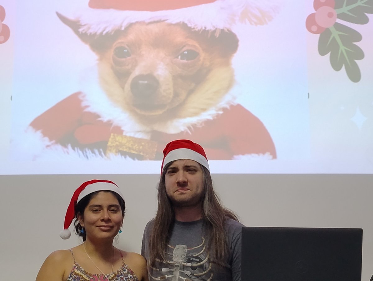 buiyitw's tweet photo. Hoy en la última reunión Tripanosomatologa del año @cecii_mrtz y @JohnnyRockerr del @JOcampoLab presentaron sus resultados en ambiente navideño. Ciencia, Respeto y Diversión, combinación ganadora!!! https://t.co/B0LHhmxQX9