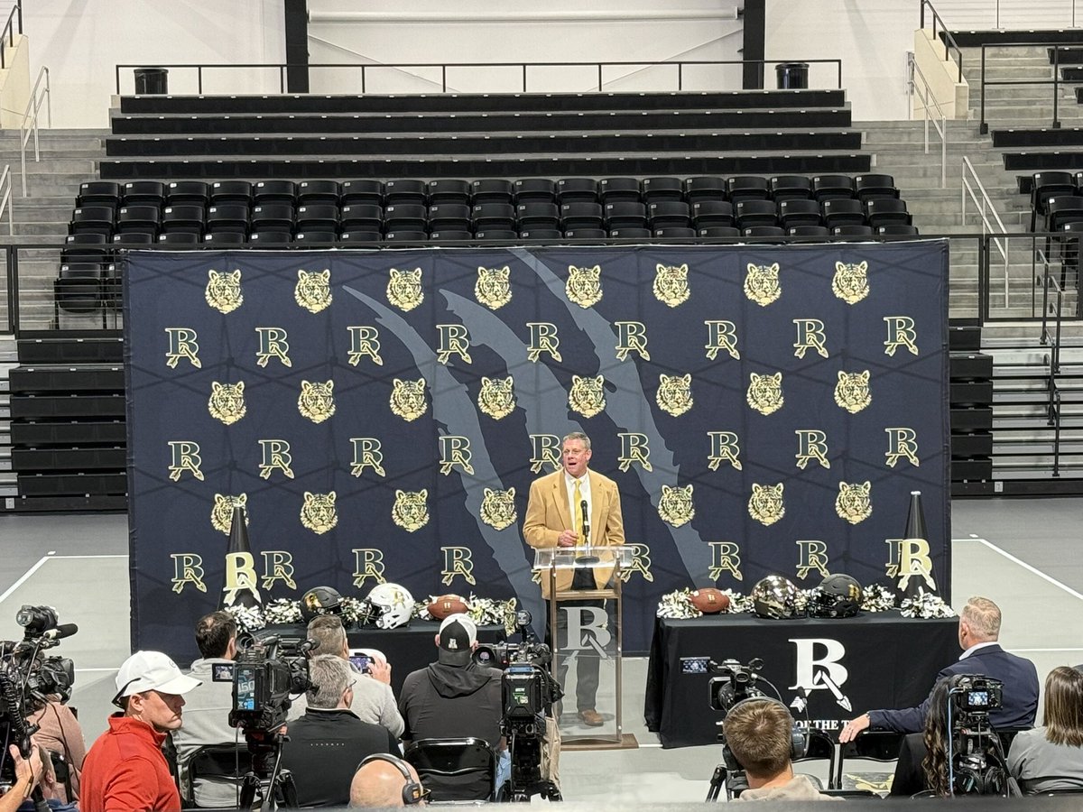 hunterkashwer's tweet photo. @BrokenArrowFTBL is in great hands! https://t.co/vY6RwJY3qM