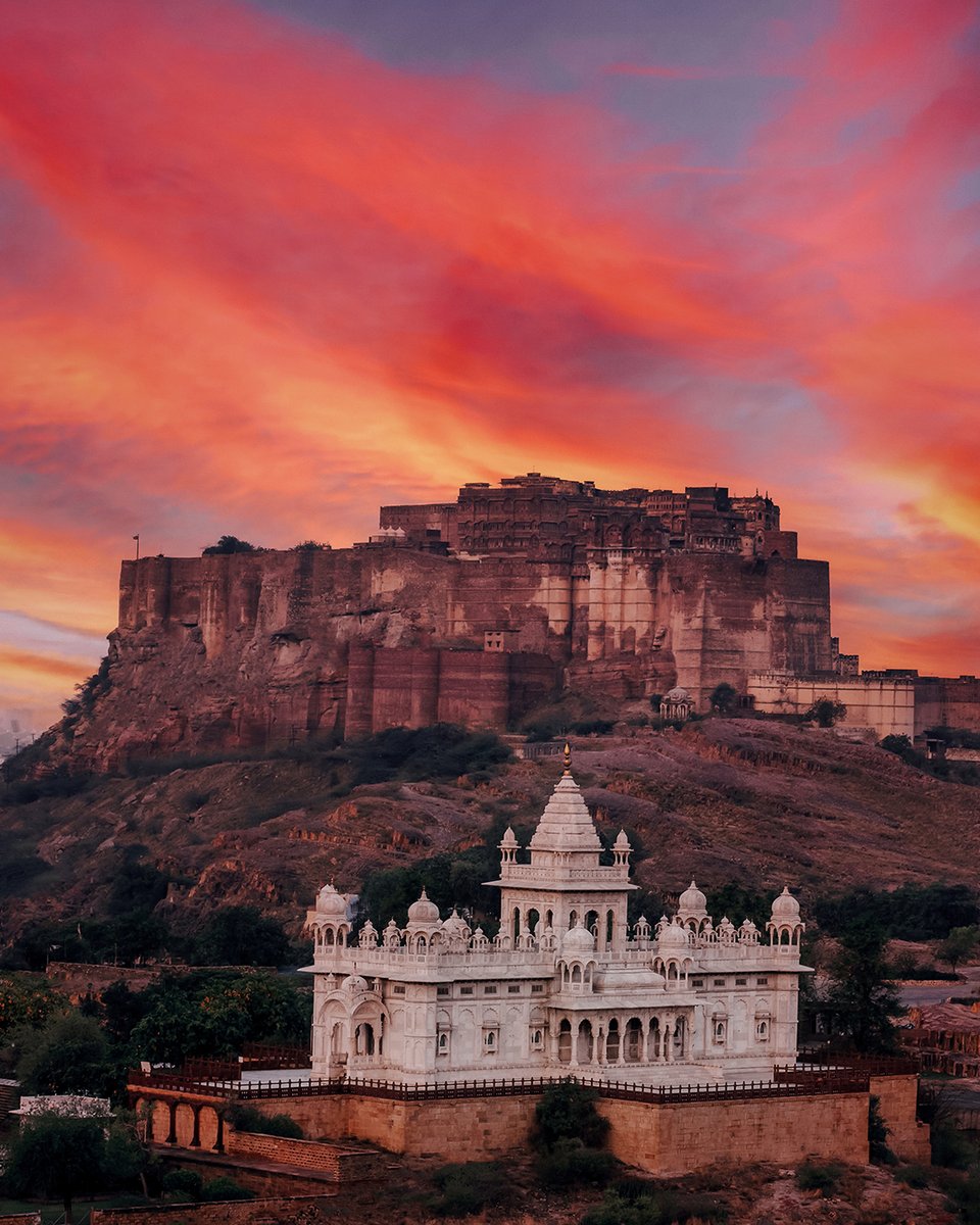 NatGeoIndia's tweet photo. Chai, your loved one, and a sunset like this ❤️ ​

Featured here is the breathtaking Mehrangarh Fort.​

#Repost from Instagram | Rishabh Paliwal 📸 https://t.co/ZSxVU7KmHM