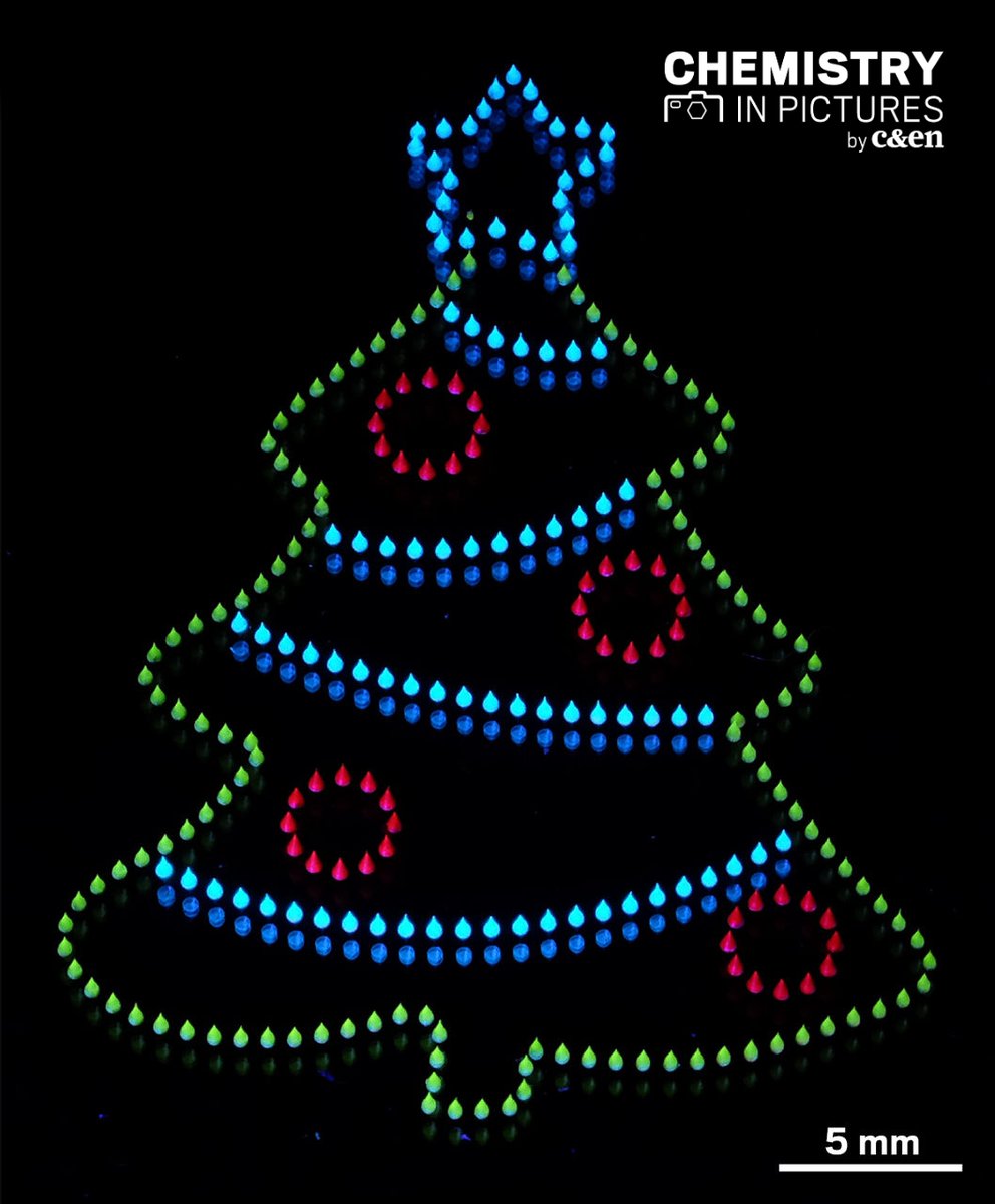 Most Christmas trees are made of fir or pine needles, but this one is made of microneedles. Standing around 50 mm tall, the tree was printed out of tiny dollops of a nanoparticle-polymer composite and fluorescent dyes: cen.acs.org/materials/3-d-…

Credit: Yanyan Li

#CENChemPics