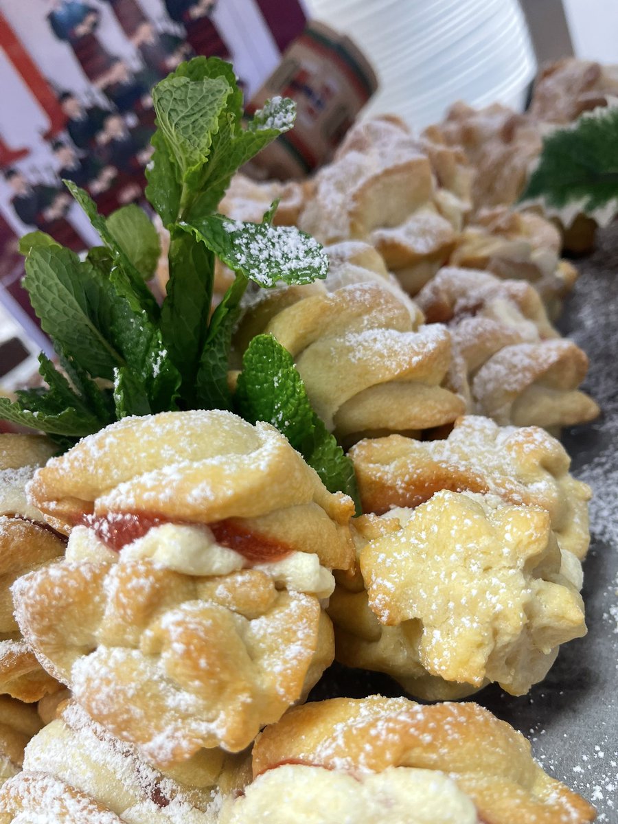 On the 11h day of Christmas my true love sent to me……
11 pipers piping a Viennese  whirl @JohnLyonHarrow <a href="/melrahaman/">Melissa Rahaman</a> <a href="/MaryMar89923871/">Mary Martin</a> <a href="/Milen42931651/">Milen</a>