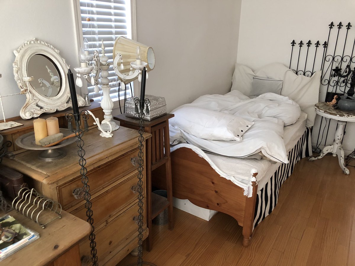 tadaima123's tweet photo. 私の部屋は現在、母が集めたアンティーク雑貨置き場みたいになっている。 https://t.co/MFnriKVsXZ