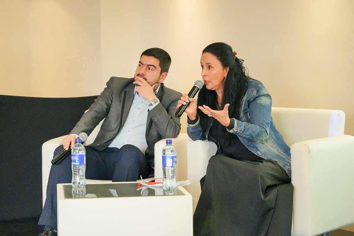 Con una dinámica de paneles, se abordaron las apuestas de la reincorporación integral, contando con la intervención de expertos en el tema, quienes destacaron tanto los logros alcanzados ✅ como los retos en el proceso de construcción de paz en Colombia 🕊️.