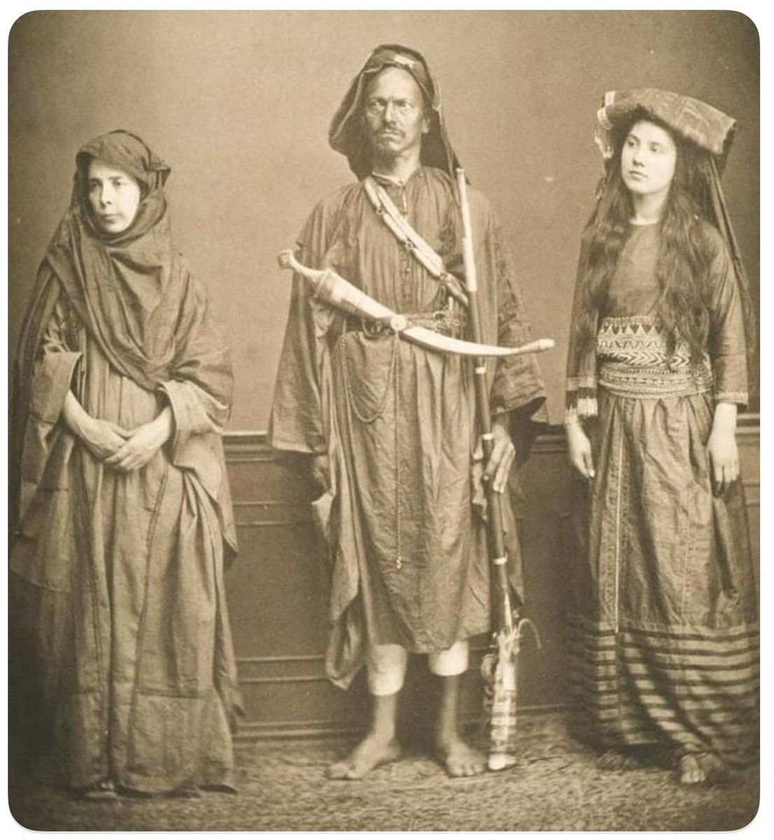 صورة تعود لعام 1873 لأزياء قبيلة الجحادلة الحجازية على سواحل البحر الأحمر، البنت على اليمين لابسة ثوب المِنجل وهو ثوب مكون من قطعتين مع غطاء رأس يُسمى قِنعة، والمرأة على اليسار لابسة ثوب يُسمى المِهذل مع غطاء رأس ويسمونها المِسفع.
