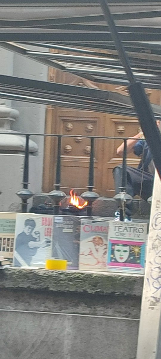 kstorking's tweet photo. @SSC_CDMX persona en situación de calle, realiza quema en las puertas del @palacio_postal. Solicitamos apoyo para que se retire. Es agresivo con la gente, porta arma https://t.co/mQBtpoezF0