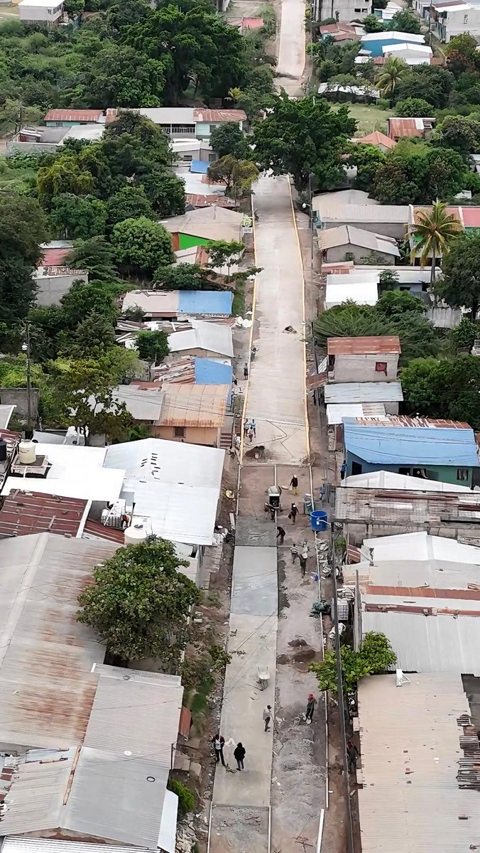 En el barrio independencia de Comayagua el <a href="/FHIS_HN/">Fondo Hondureño de Inversión Social (FHIS)</a> se encuentra por finalizar pavimentación de concreto hidráulico en emblemática zona. Un proyecto + de la presidenta <a href="/XiomaraCastroZ/">Xiomara Castro de Zelaya</a> en apoyo a las comunidades.