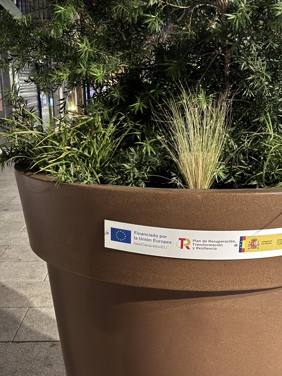 vsip_'s tweet image. Maceteros pagados con fondos europeos. Así es como dilapidamos el dinero que debería servir para relanzar la economía.