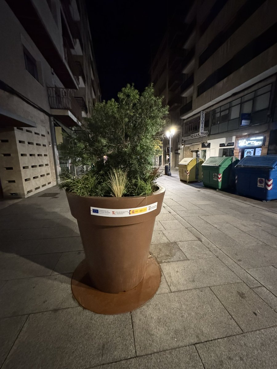 vsip_'s tweet image. Maceteros pagados con fondos europeos. Así es como dilapidamos el dinero que debería servir para relanzar la economía.