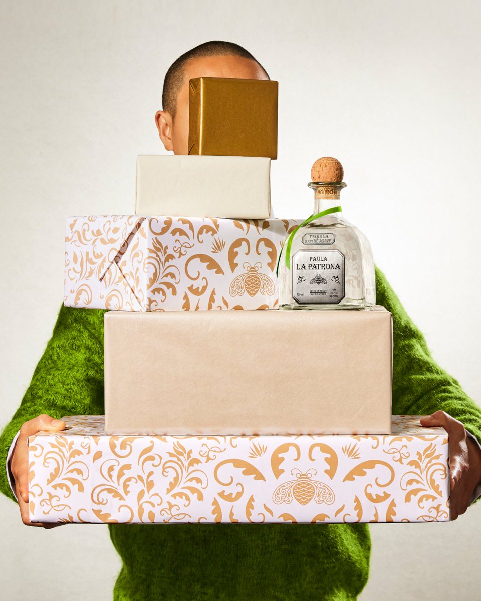 Patron's tweet photo. Hands full this holiday? We’ve got you. Order a personalized bottle of PATRÓN Silver Tequila and gift like a ‘boss.’ Link below. Only available in select US markets.

#PatronTequila #PatronSilver

https://t.co/XhWKkBkq92 https://t.co/wstV0doMCN