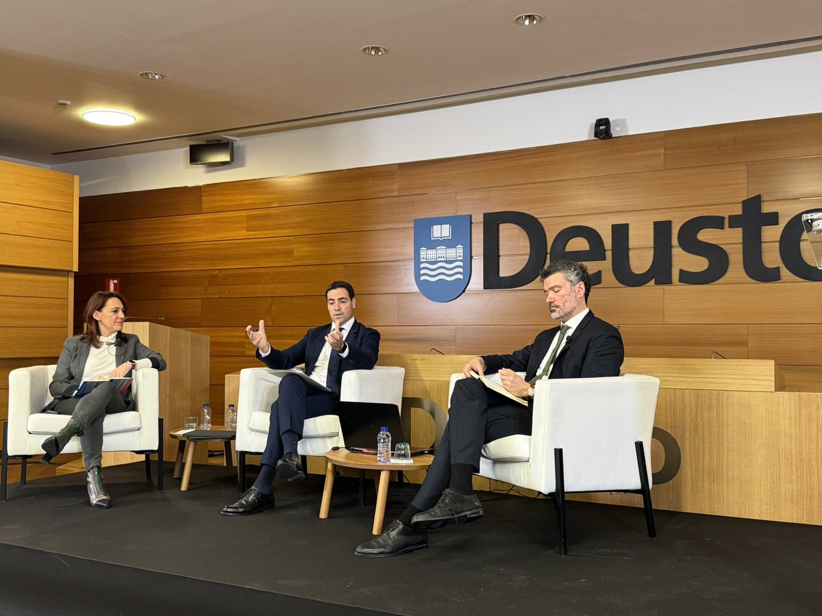 xabarandi's tweet photo. "Conversations on democracy with Elias Dinas, Lehendakari Imanol Pradales, Víctor Lapuente, Cristina Monge, Mª Pilar Rodríguez, Susan Banducci, and Georgios Xezonakis at the conference organized by the University of Deusto and the University of Gothenburg. Thank you very much!!! https://t.co/AZ2JISM40z