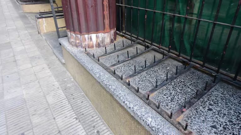 porqueTTarg's tweet photo. “Tragedia”

Porque un hombre que paseaba con su familia murió tras tropezar y caer sobre estos pinchos en Montevideo. https://t.co/zRudQSkjkT