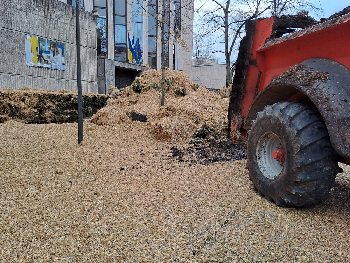 La FNSEA (@fnsea) on Twitter photo 🗓️🚜 La #FNSEA sur le terrain | "La #CensureBarnier, maintenant, on fait quoi !? Il faut remettre sur les rails tous les projets agricoles. Au Président <a href="/EmmanuelMacron/">Emmanuel Macron</a> de trouver des alliés pour que le #Mercosur ne soit pas ratifié par les États Membres !"
-
🚜✊ Mobilisation 🗓️🚜 La #FNSEA sur le terrain | "La #CensureBarnier, maintenant, on fait quoi !? Il faut remettre sur les rails tous les projets agricoles. Au Président <a href="/EmmanuelMacron/">Emmanuel Macron</a> de trouver des alliés pour que le #Mercosur ne soit pas ratifié par les États Membres !"
-
🚜✊ Mobilisation