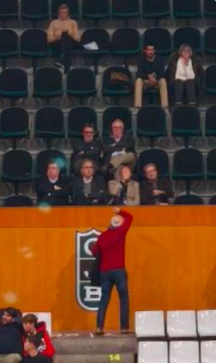 🏀 La imatge del partit.

La <a href="/Penya1930/">Club Joventut Badalona</a> ha sumat la vuitena derrota a Europa en un partit on res ha sortit bé.

Diumenge (17:00h), partit vital contra el Lenovo Tenerife per entrar a la Copa del Rei.